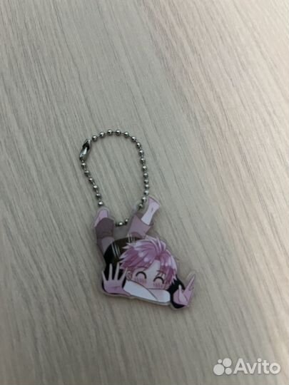 Брелок и значок