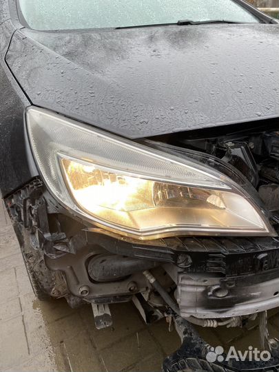 Фара правая на opel astra j