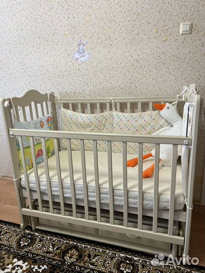 Детская кроватка с маятником