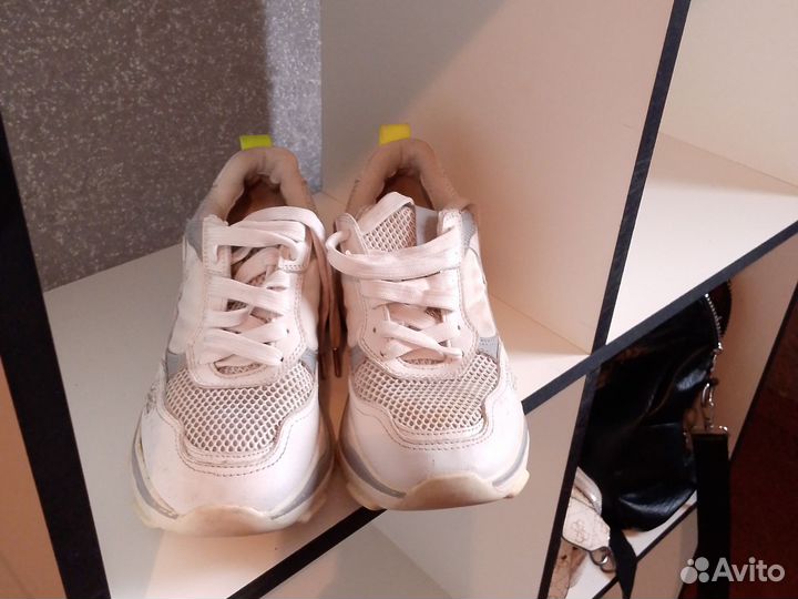 Кроссовки женские