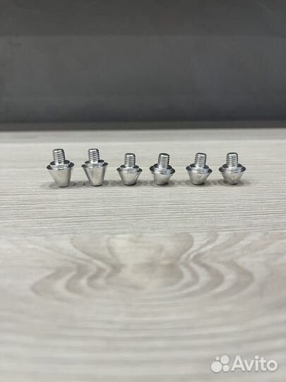 Железные шипы адидас для футбольных бутс и ключ