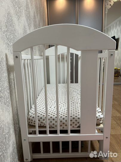 Кроватка,комод и качели. Плюс матрасы