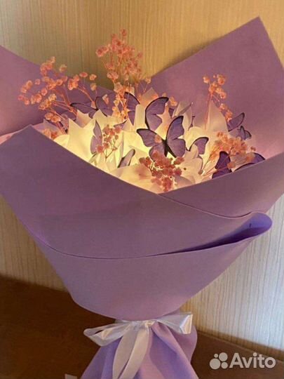 Букет из бабочек светящейся с гипсофилой