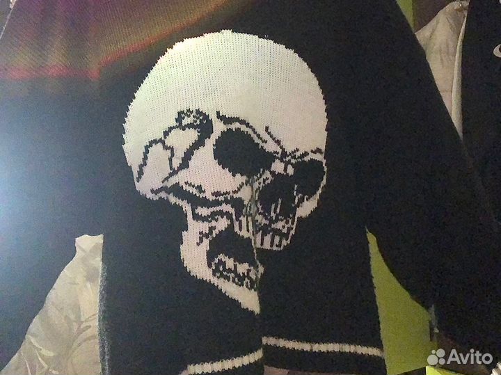 Свитер с черепом
