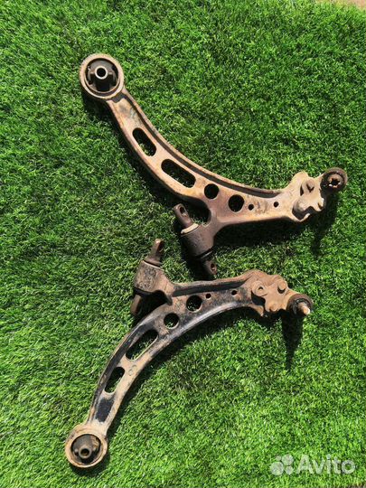 Рычаг передний левый /правый Toyota Solara 1