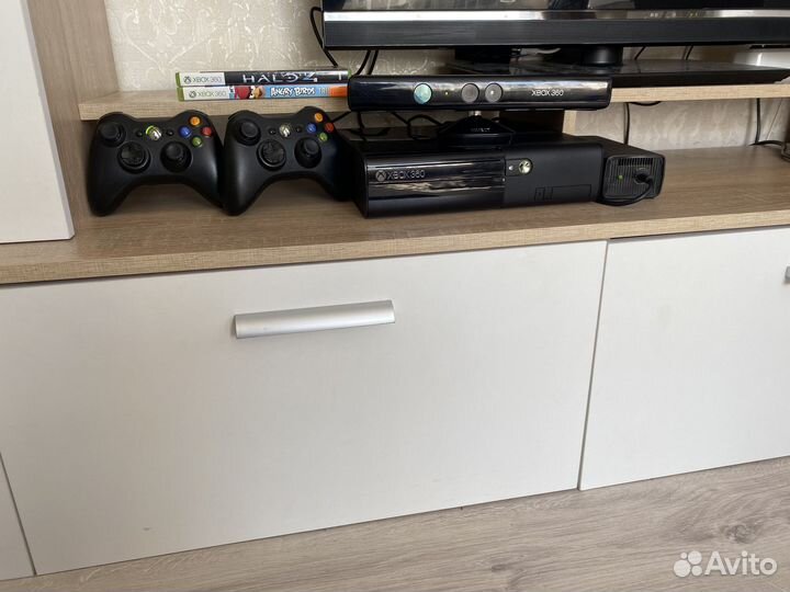 Xbox 360 E 250 GB freeboot 55 игр