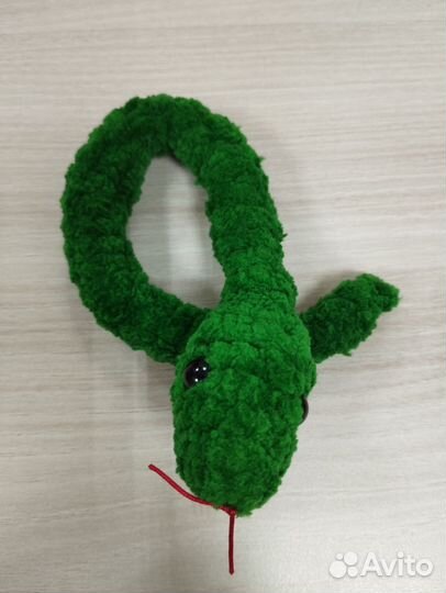 Вязаная маленькая змейка