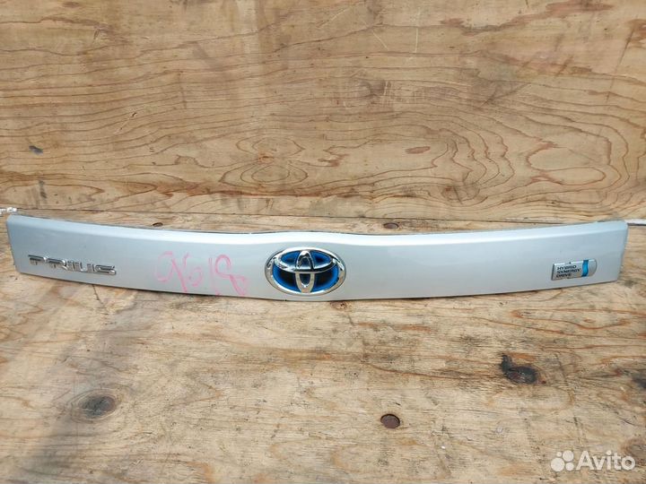 Накладка двери (крышки) багажника Toyota Prius 3