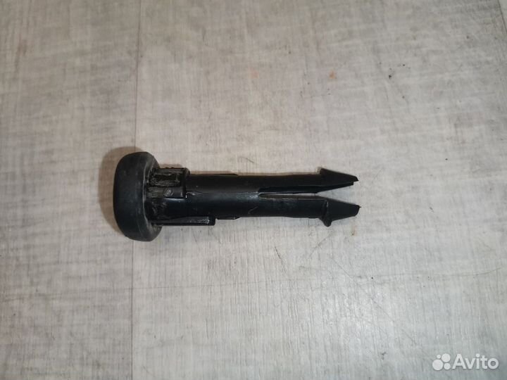 Направляющая подголовника передняя Nissan Tiida