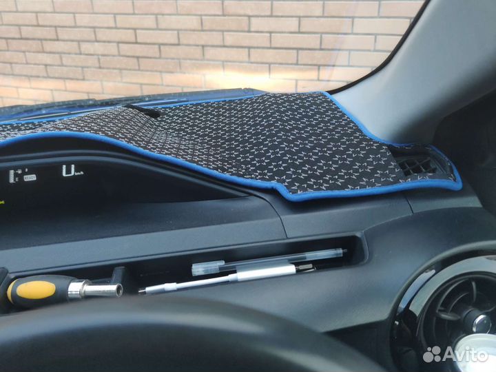 Коврик на торпедо Prius c