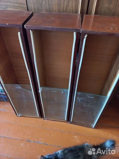 Книжные полки со стеклом навесные б/у