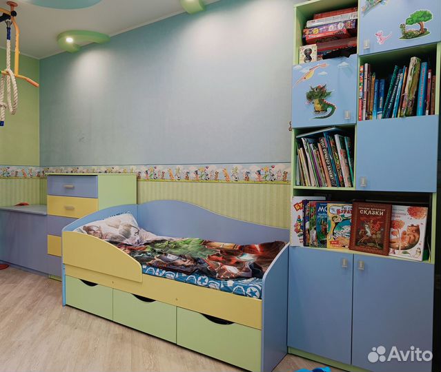 Комплект детской мебели. Кро-вать, комод, шкаф