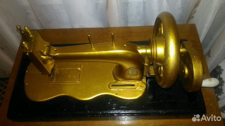 Антикварная швейная машинка