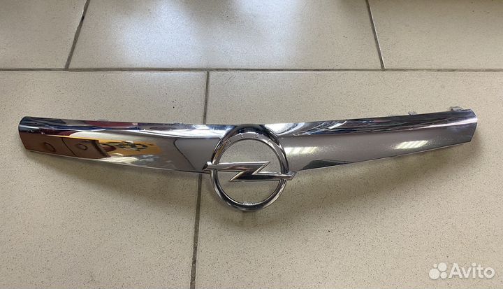 Накладка решетки радиатора Opel Astra J
