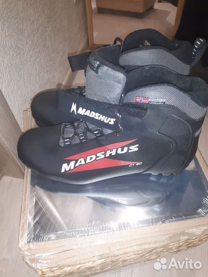 Лыжные ботинки 42 размер. Новые