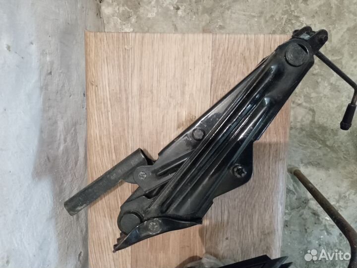 Домкрат рычажно-винтовой, автомобильный