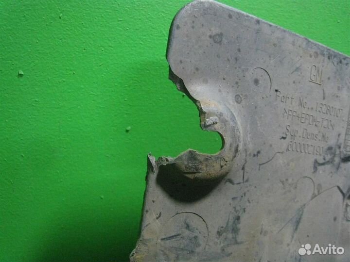 Пыльник двигателя боковой левый Opel Astra J 2010