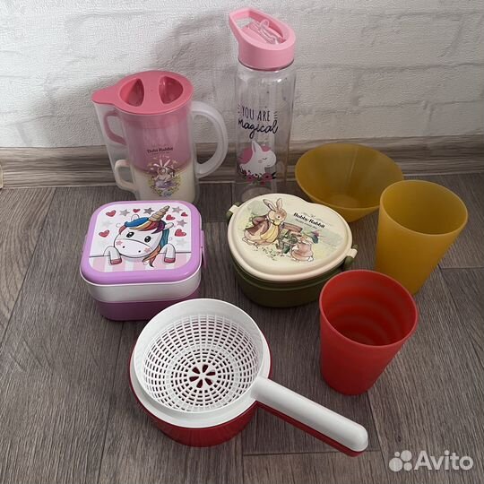 Много различной фирменной посуды