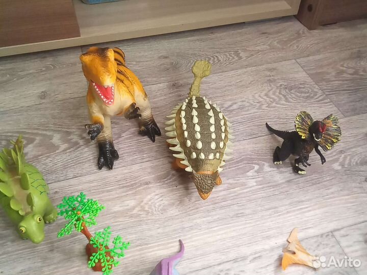 Коллекция игрушек динозавров
