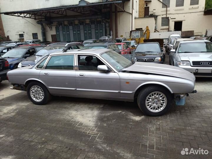 Петля двери задней левой для Jaguar XJ 4 FNA3041AA