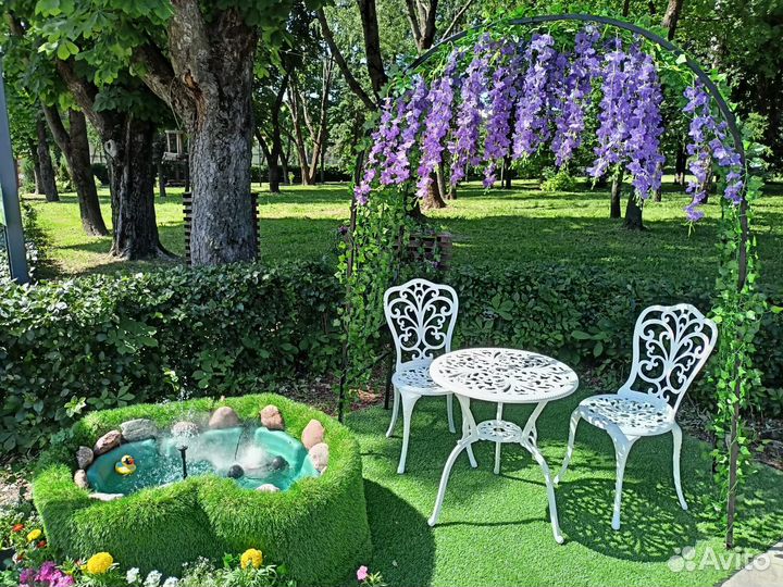 Скамейка арка, кофейный стол и стулья, пруд