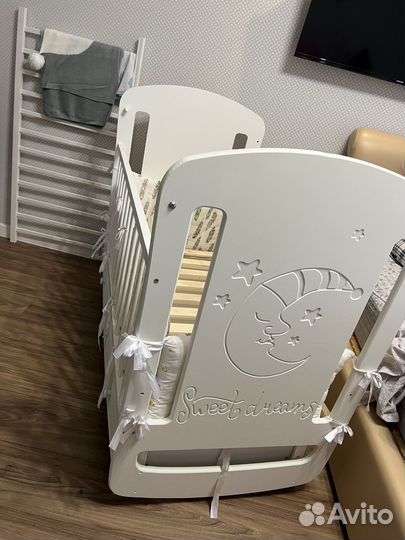 Детская кроватка с маятником и ящиком