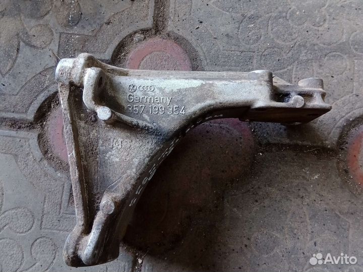 Кронштейн опоры двигателя задний Пассат б3