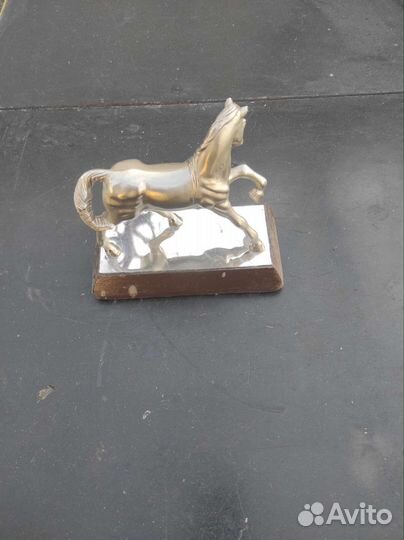 Статуэтка конь