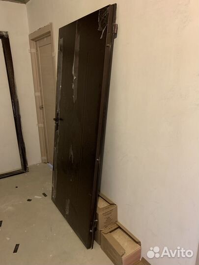 Дверь входная металлическая от застройщика