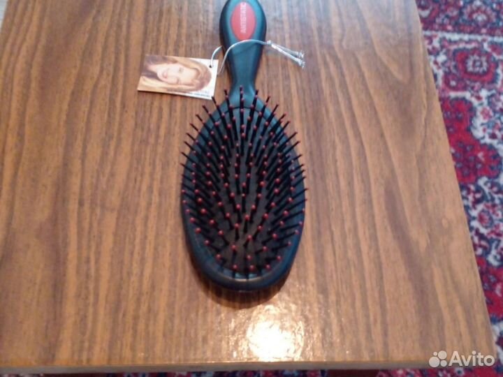 Женская расчёска для волос и ножницы