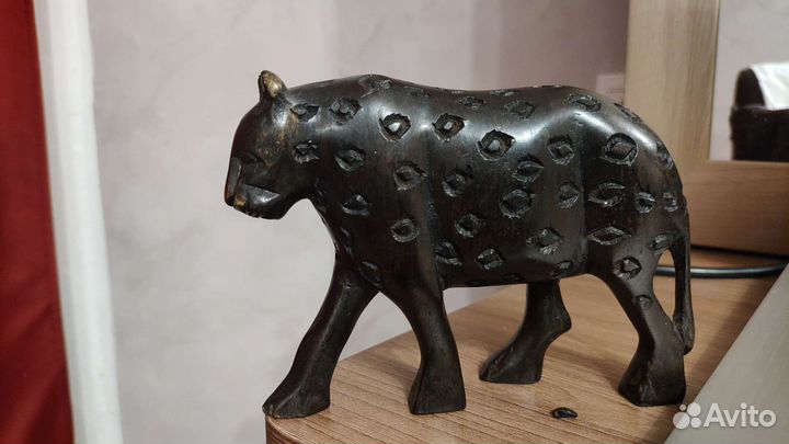 Леопард фигурка дерево