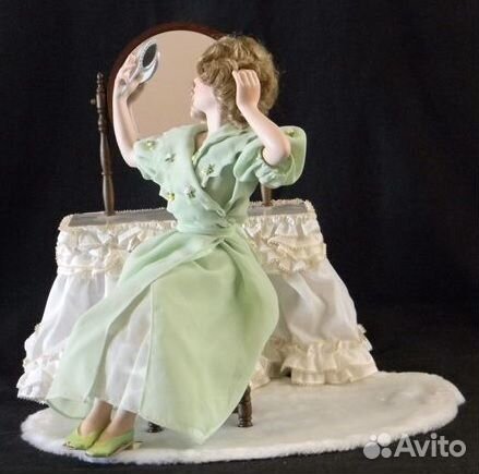 Коллекционная кукла фарфоровая Перед выходом