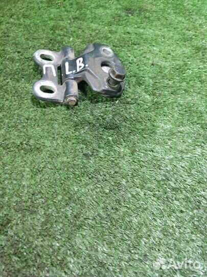 Петля двери передняя левая Mercedes Benz W210