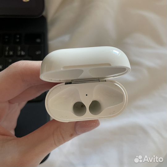 Apple AirPods 2 с зарядным футляром