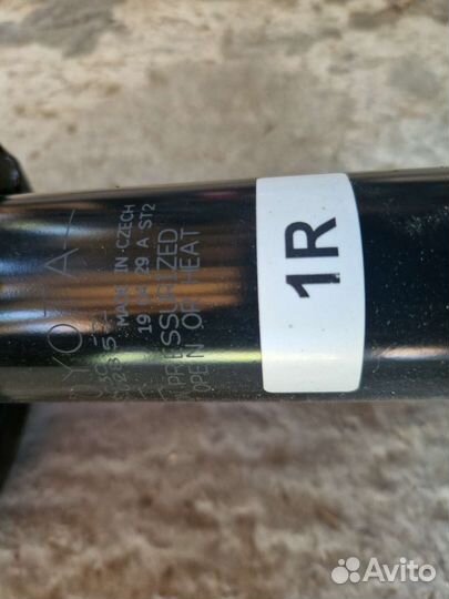 Амортизатор передний правый Toyota Camry V70