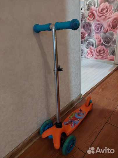 Самокат детский со светящимися колесами