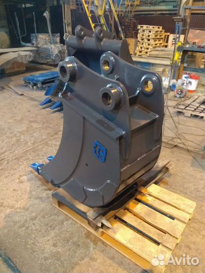 Гусеничный экскаватор с гидромолотом