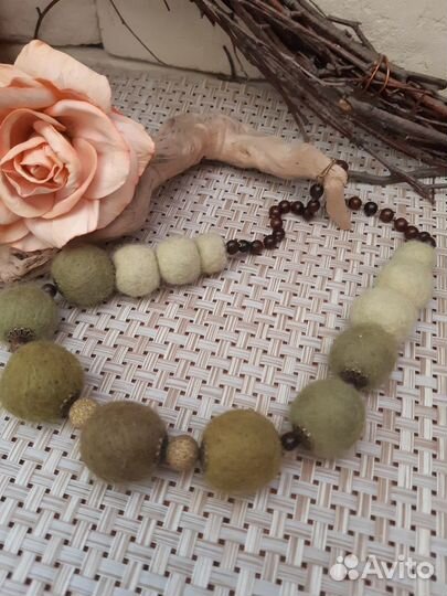 Бусы из шерсти валяные