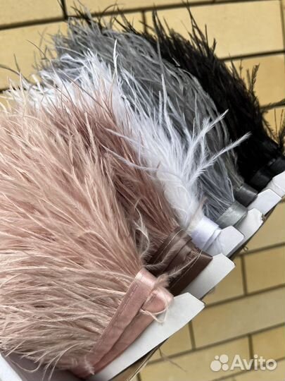 Перья страуса на ленте черные белые пудра серые