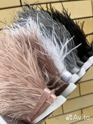 Перья страуса на ленте черные белые пудра серые