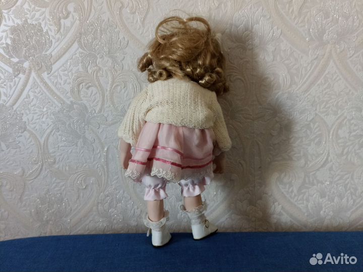 Кукла фарфоровая