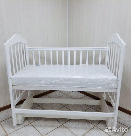 Детская кровать на маятнике с быстросъемным бортом