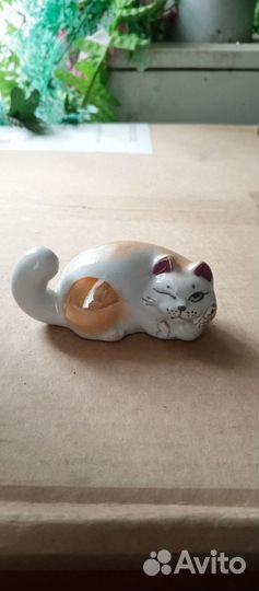 Фарфоровая статуэтка кошка