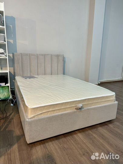 Кровать двуспальная с матрасом