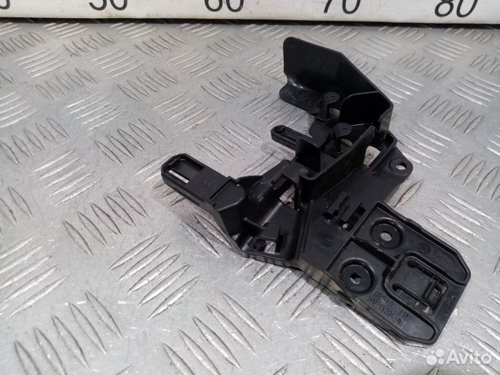Б/У Кронштейн замка двери передней правой W#001