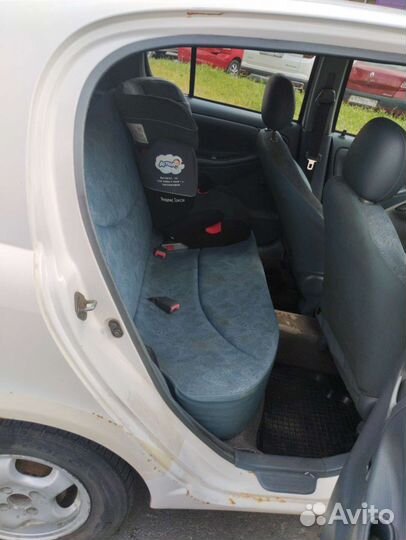 Toyota Vitz, 2000