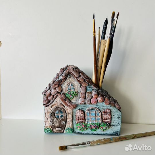 Подставка для кистей, и цветов домик