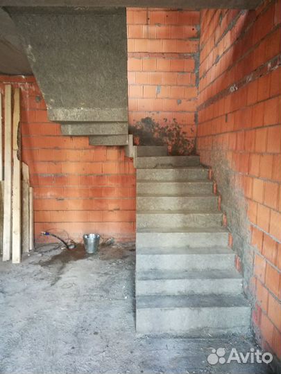 Бетонные лестницы в доме