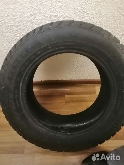 Goodyear UltraGrip Extreme 215/65 R16 98T
