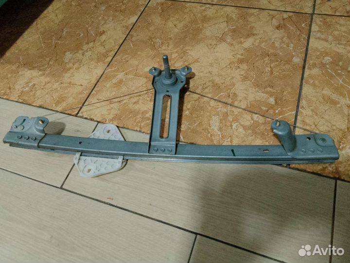 Стеклоподъемник правый механический renault logan